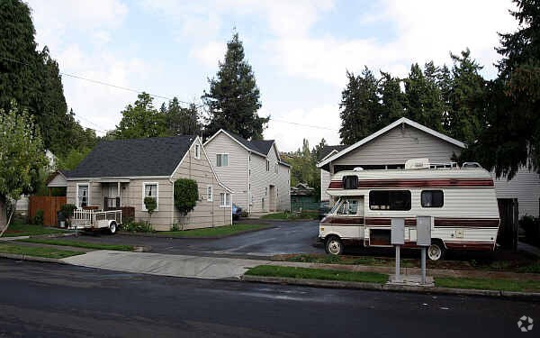 Building Photo - 815-817 Gillis St