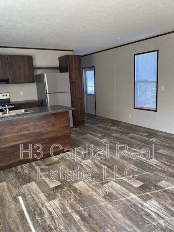 Building Photo - 524 Chickadee St