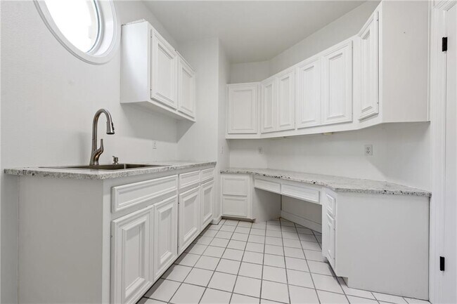 Building Photo - 16018 Fontaine Ave