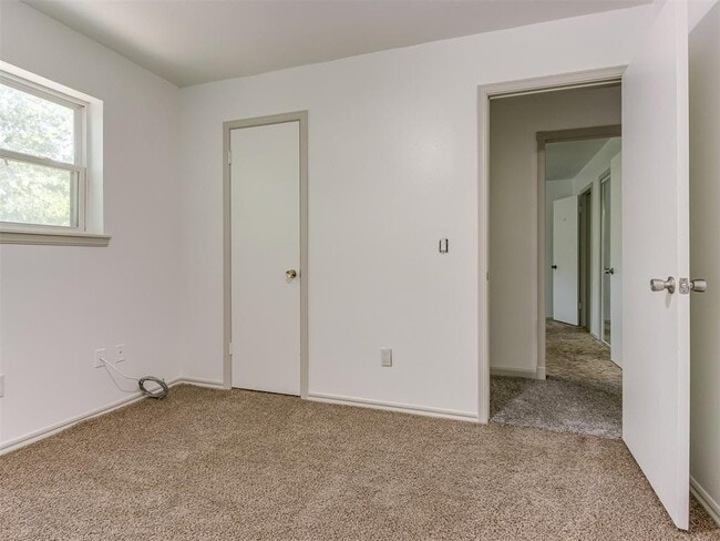 Building Photo - 616 Whispering Oak Rd