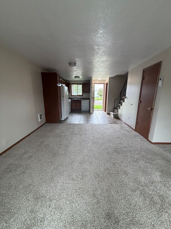 Building Photo - 1ST  FULL  MONTH'S  RENT  FREE    Pet-friendly Townhouse Near Parks and Downtown Newberg Showings...