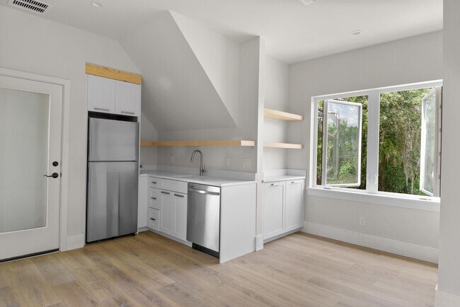 Building Photo - 3222 Holliday Ave