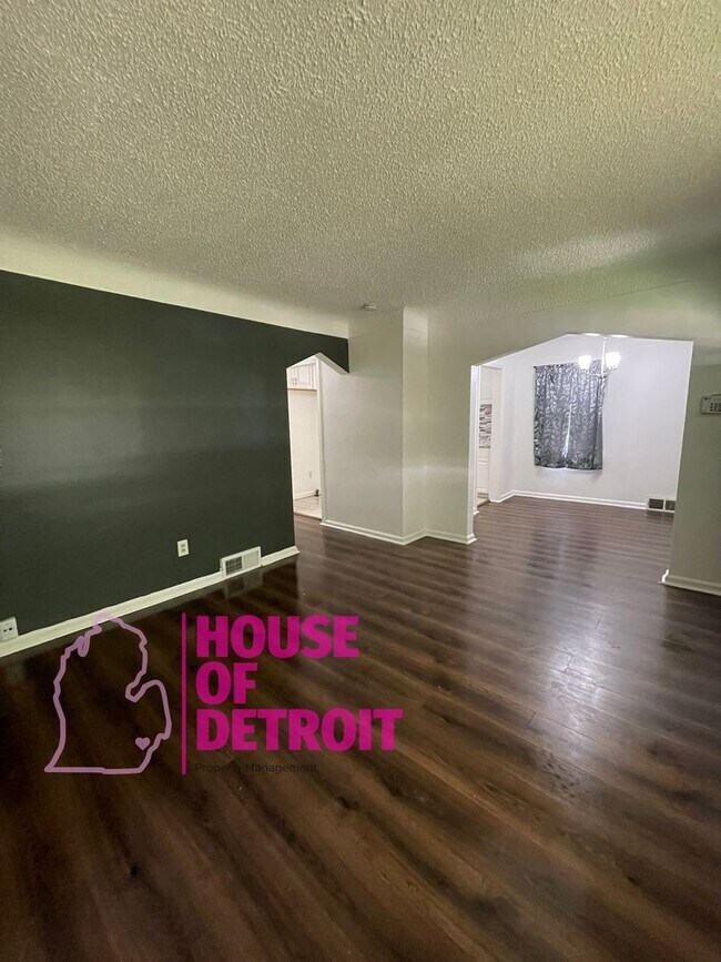 Building Photo - SUMMER SPECIAL~ 3 BEDROOM 1.5 BATH~ FREE P...