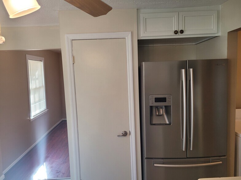 Kitchen refrigerator wall - 115 Thomas Blvd