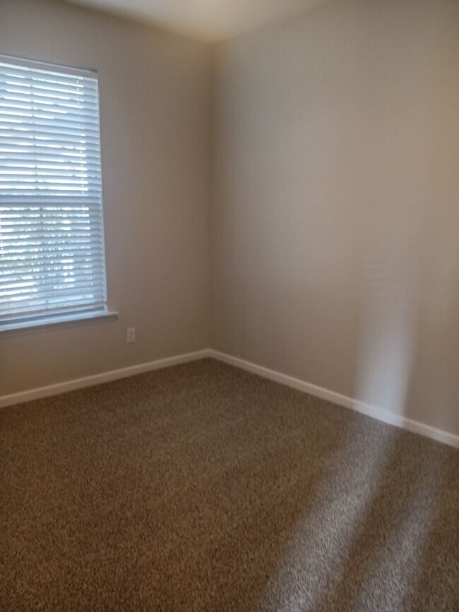 Building Photo - Spring Lake