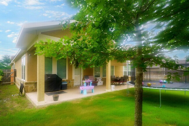 Building Photo - Executive-Style Home Now Available in Crossvine (Schertz) Realtor Commission: $750