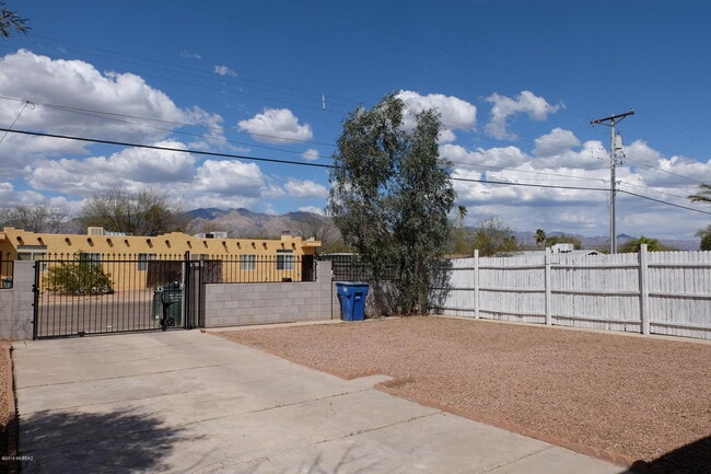 Building Photo - 3144 E Monte Vista Dr