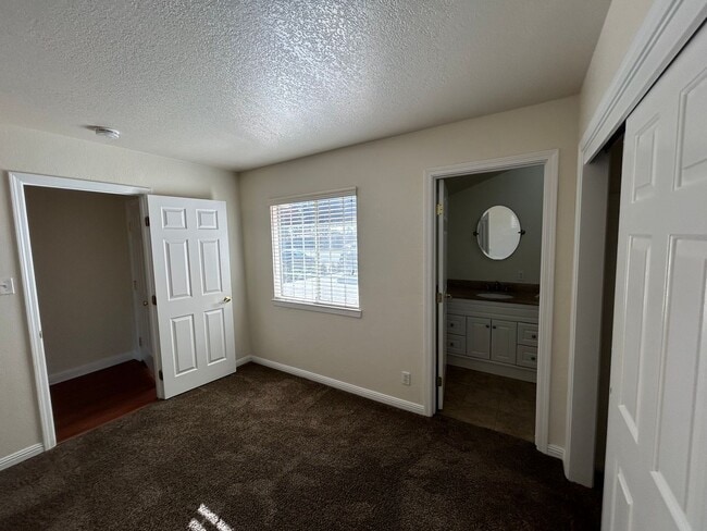 Building Photo - 3 bedroom 2 bathroom in SW Visalia