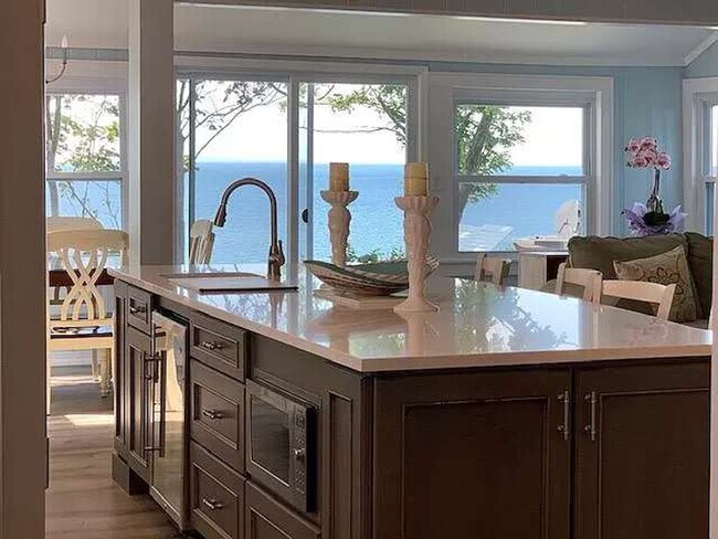 Building Photo - 7 Oak St