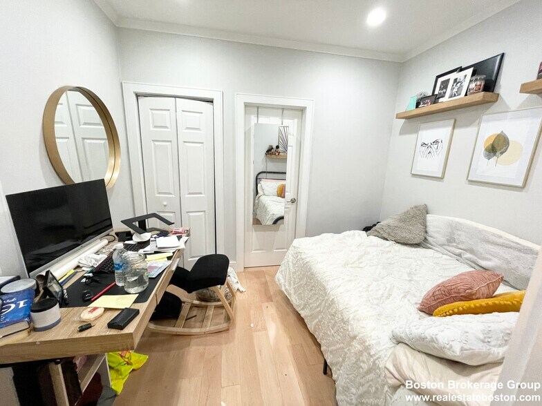 Building Photo - 108 Buttonwood St