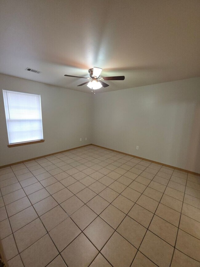 Building Photo - 1109 S Oswego Ave