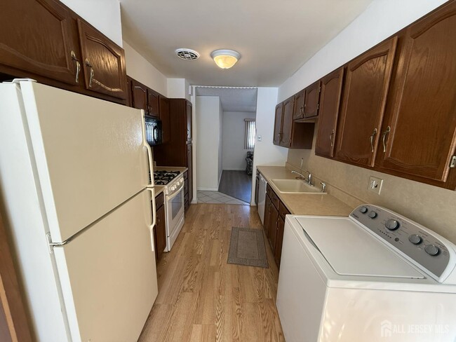 Building Photo - 10 Tyndall Rd