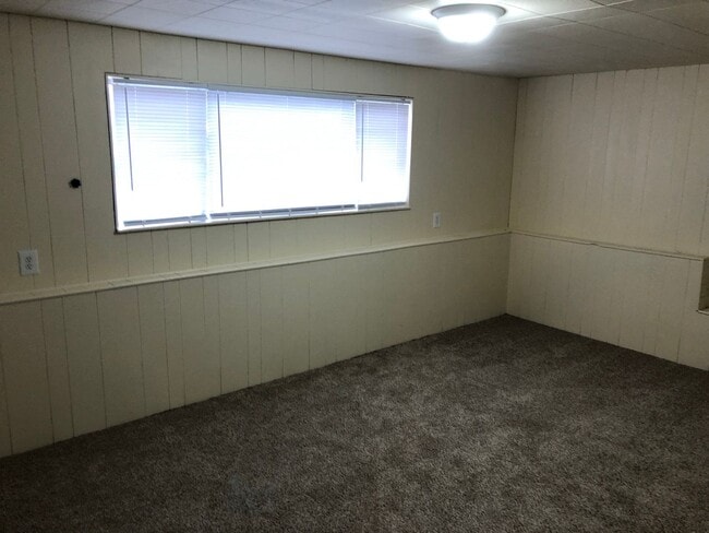 Building Photo - Large 3 Bed, 2 Bath Split Level Home in Newberg- Landscaping Included