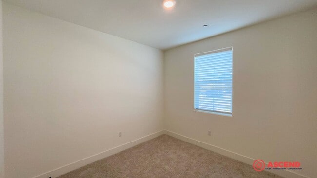 Building Photo - Lovely Home Near Frontier Highschool!