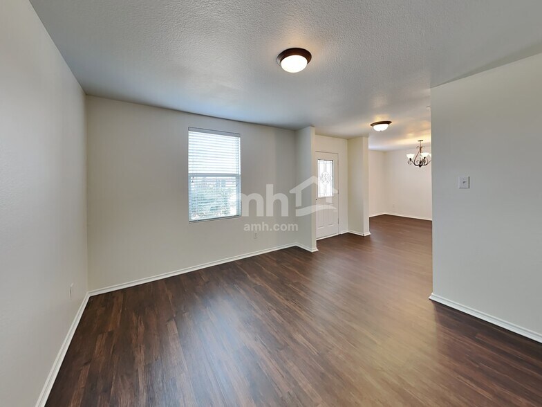 Building Photo - 1409 Laurel Ln