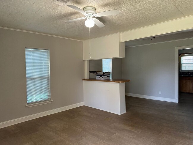 Building Photo - 2 Bed, 1 Bath, PNGISD!