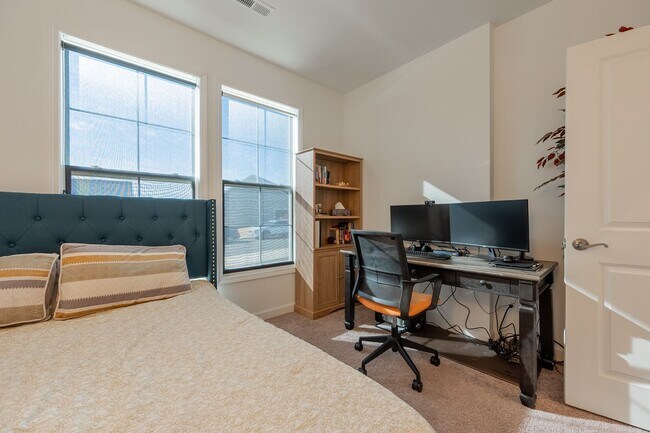 Building Photo - Modern Home with Open Floor Plan in Blacksburg