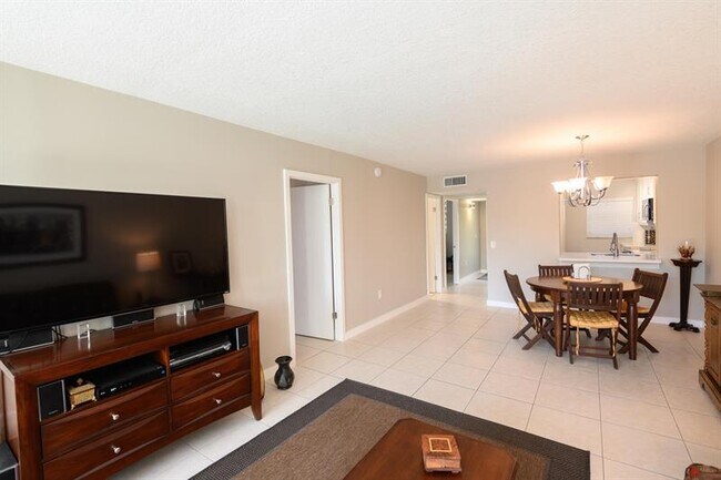 Building Photo - 9410 Poinciana Pl