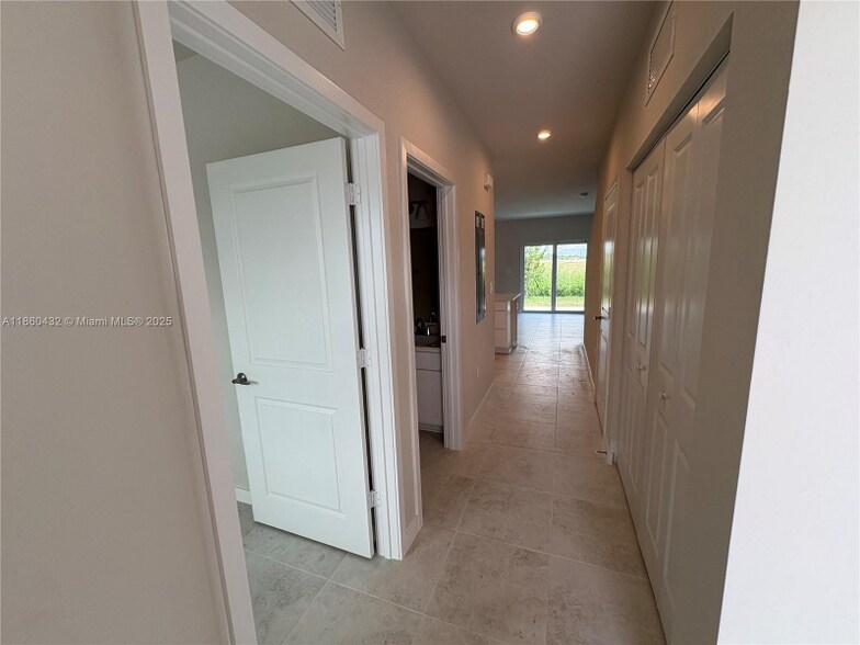 Building Photo - 1014 W Davis Pkwy