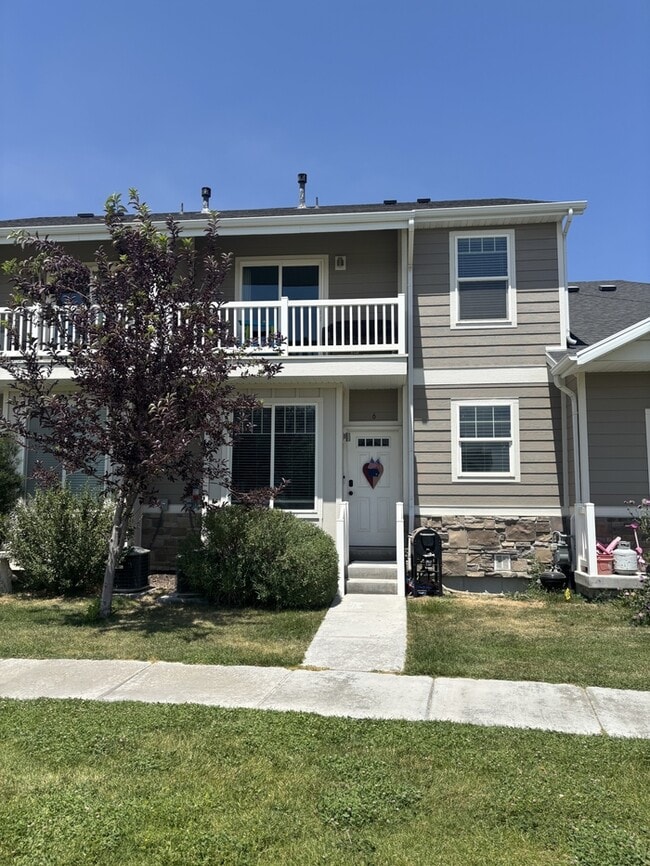 Building Photo - 2 bedroom/ 1.5 bathroom Townhouse in Eagle Mountain