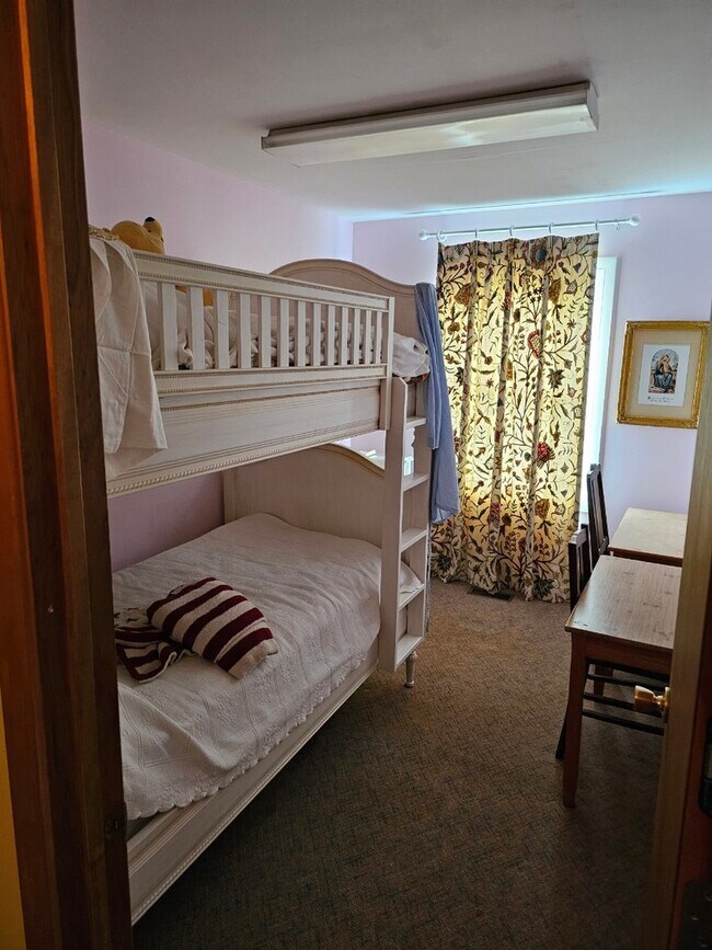 Building Photo - 724 Petite Lake Rd