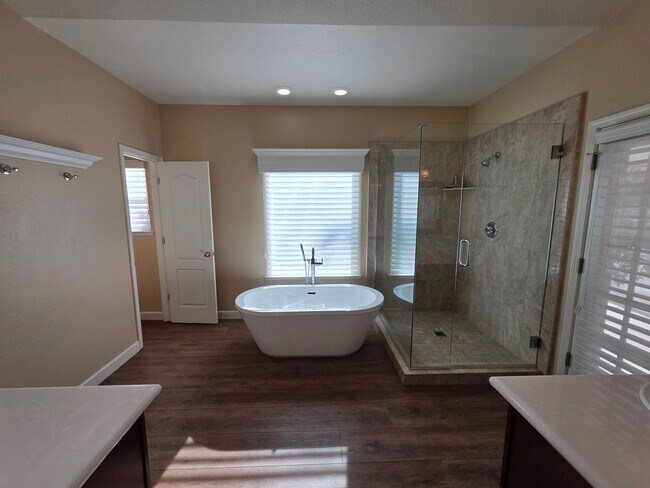 Building Photo - *Wait list full- Currently not accepting applications* 3 Bedroom 2 Bathroom with Pool in NW Visalia!