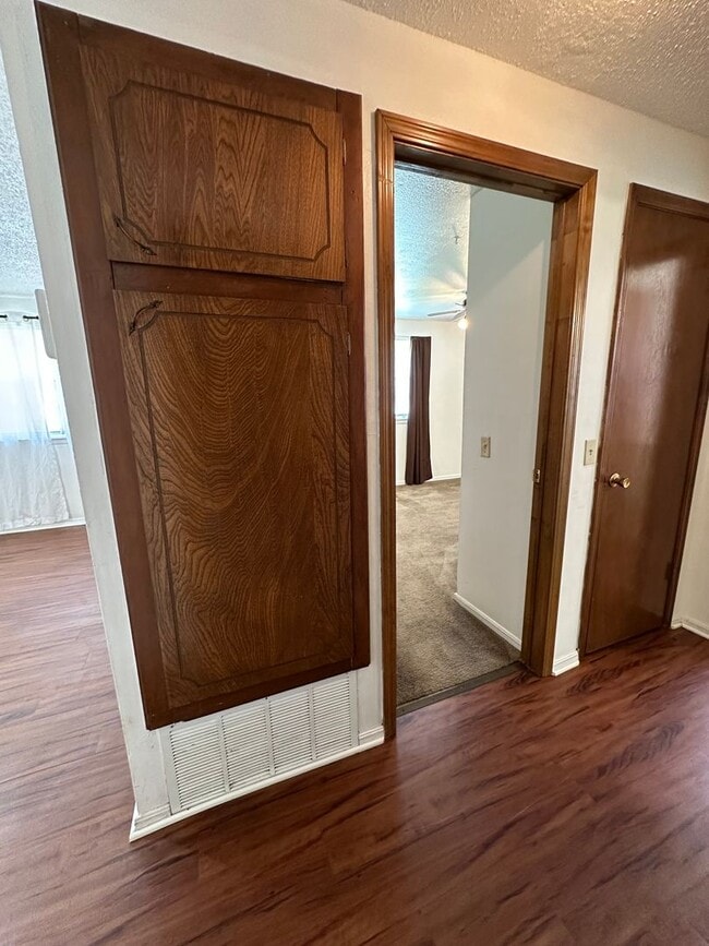 Building Photo - 4 Bed, 2 Bath house w/1 car garage