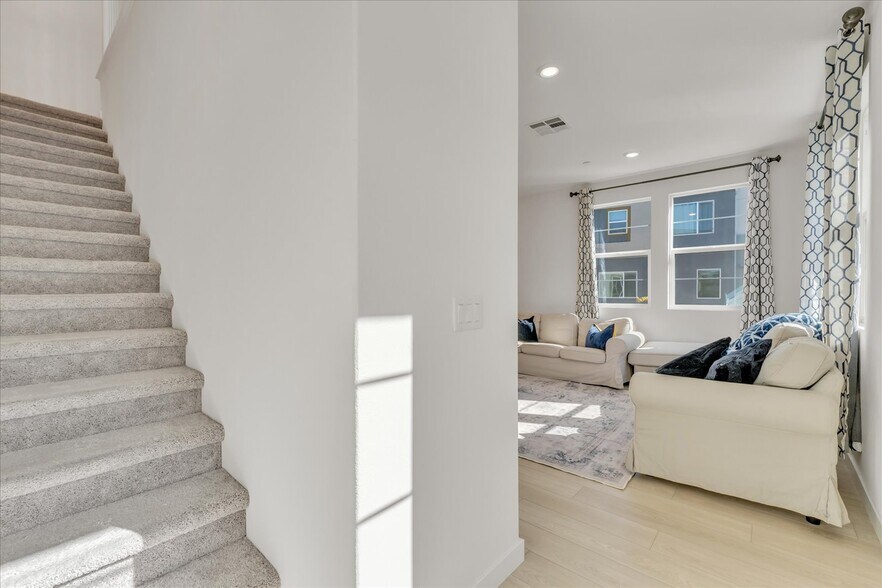 Building Photo - 27116 Valley Oak Pl