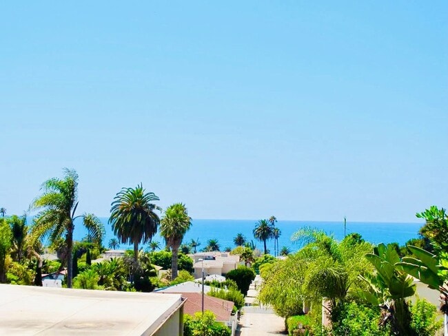 Building Photo - LIVE IN LA JOLLA! LOVELY TOWNHOME WITH BEA...