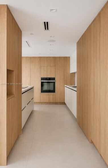 Building Photo - 1581 Brickell Ave