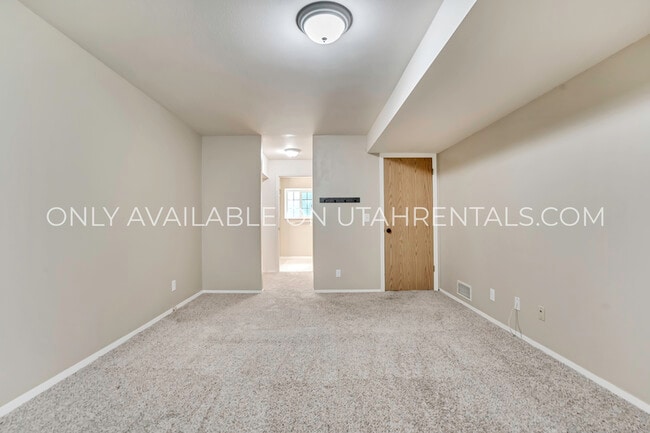 Building Photo - 7755 S Briarsprings Dr