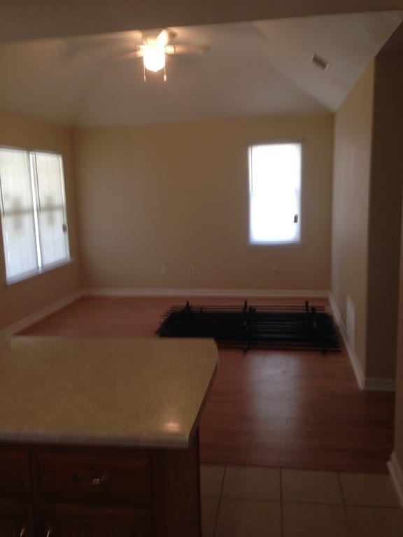 Building Photo - 3br 2 bath vaulted ceiling