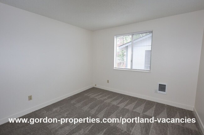 Building Photo - SE 15th Ave - remodeled 3 bedroom duplex w...