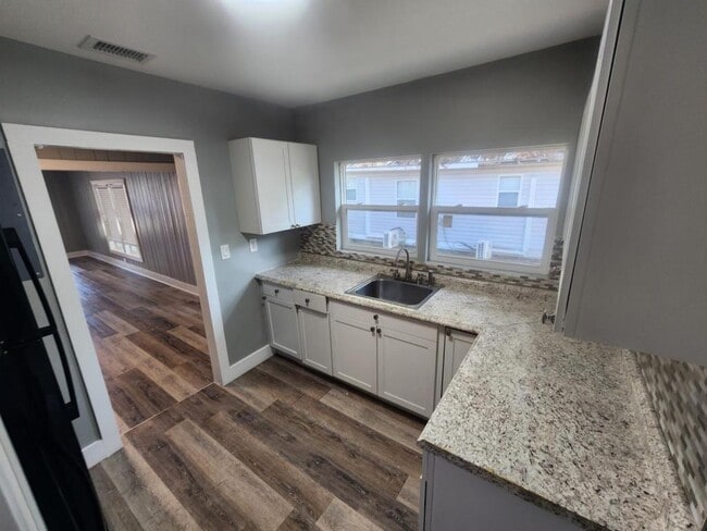 Building Photo - 522 E 5th St