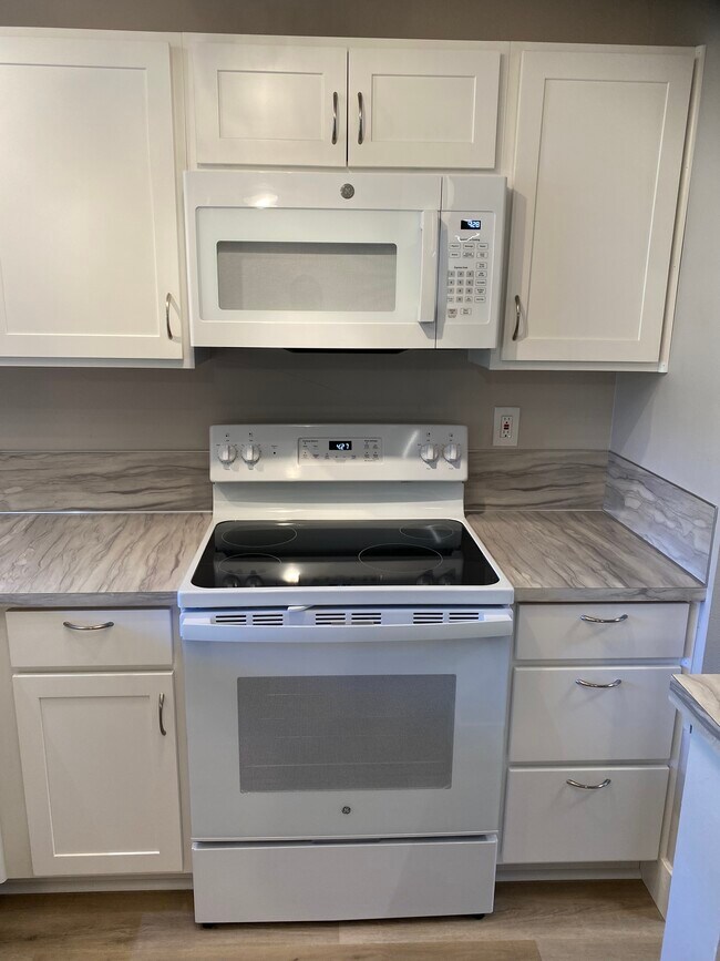 Building Photo - Fully renovated 2 bedroom, 1.5 bath apartment available with Separate Garage! Fully remodeled Kit...