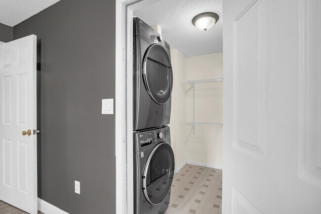 Building Photo - 65 Lantern Ln