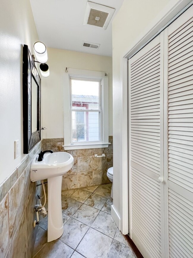 Building Photo - Renovated Oakwood Gem with Modern Amenitie...