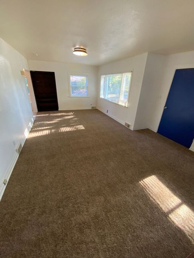 Building Photo - University Place HOME! 3bdr 2 bath