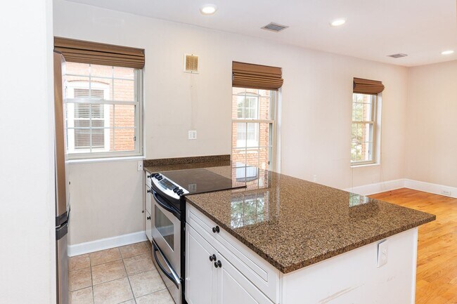 Building Photo - Large Sunny Dupont Two-Bed Condo Rental with Parking!
