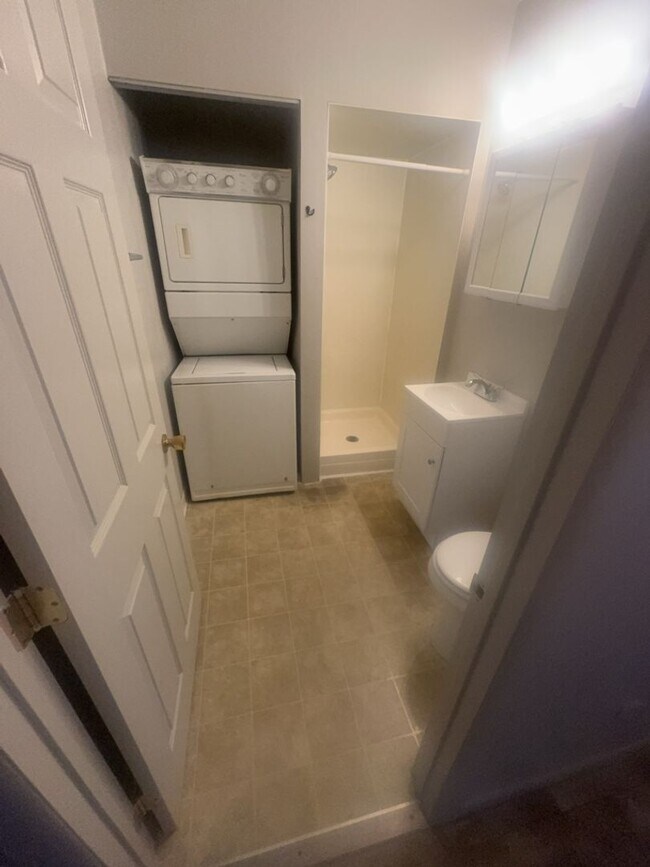 Building Photo - 2 Bed / 1 Bath Top-Floor Apartment – Acros...