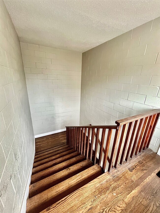 Building Photo - 1624 Sealy Ave