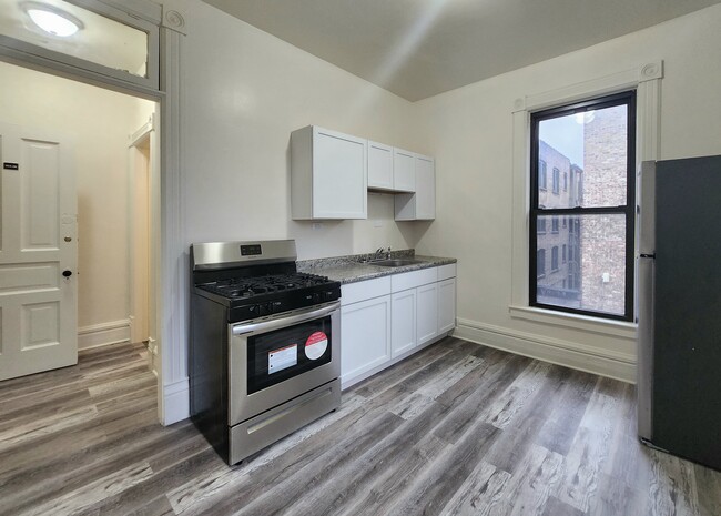 Primary Photo - Large newly rehabbed Oak Park Jr 1 bedroom...