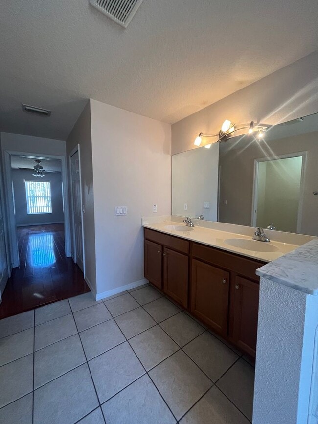 Building Photo - Beautiful Open Floor Plan 4 bedrom 2 Bath!