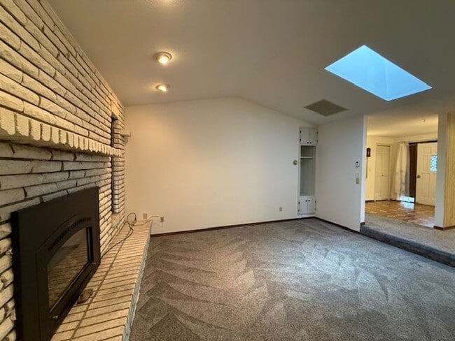 Building Photo - Spacious 3 Bedroom, 2 Bath home in Quality NB Neighborhood!