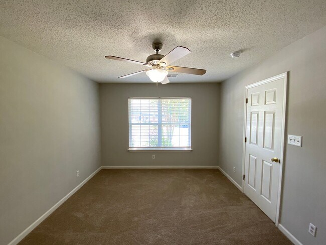 Building Photo - 3006 Kensington Pl