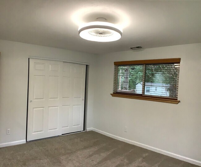 Building Photo - 1 STORY RAMBLER 3 BED 1.5 BATH IN PORT ORCHARD