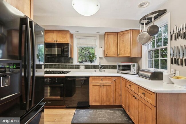 Building Photo - 900 N Livingston St