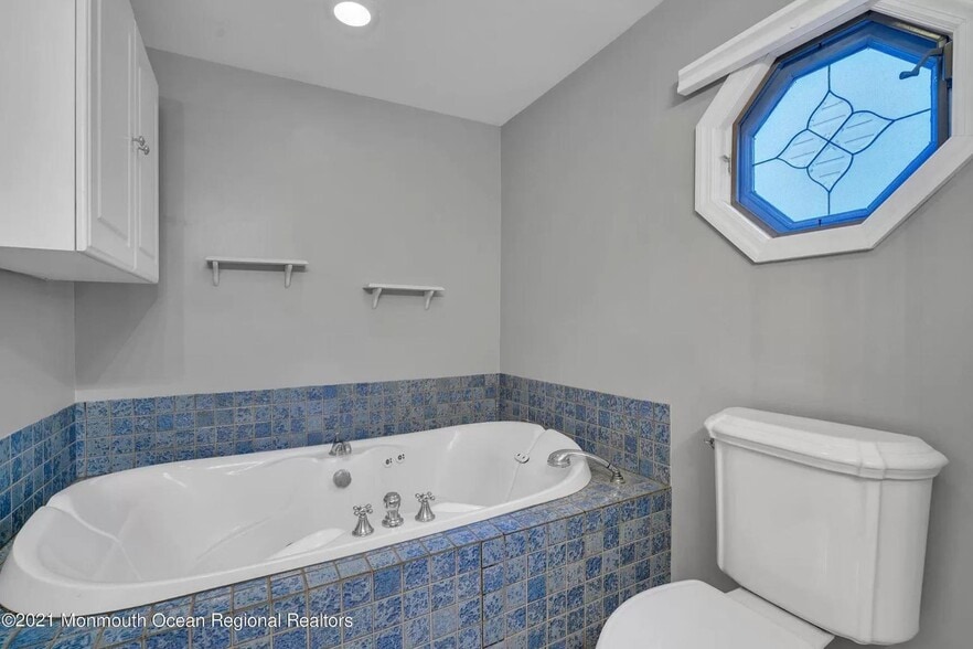 Building Photo - 6 Locust St