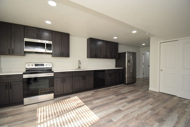 Building Photo - Newly Remodeled Magna Gem with New Appliances & Easy Freeway Access!!