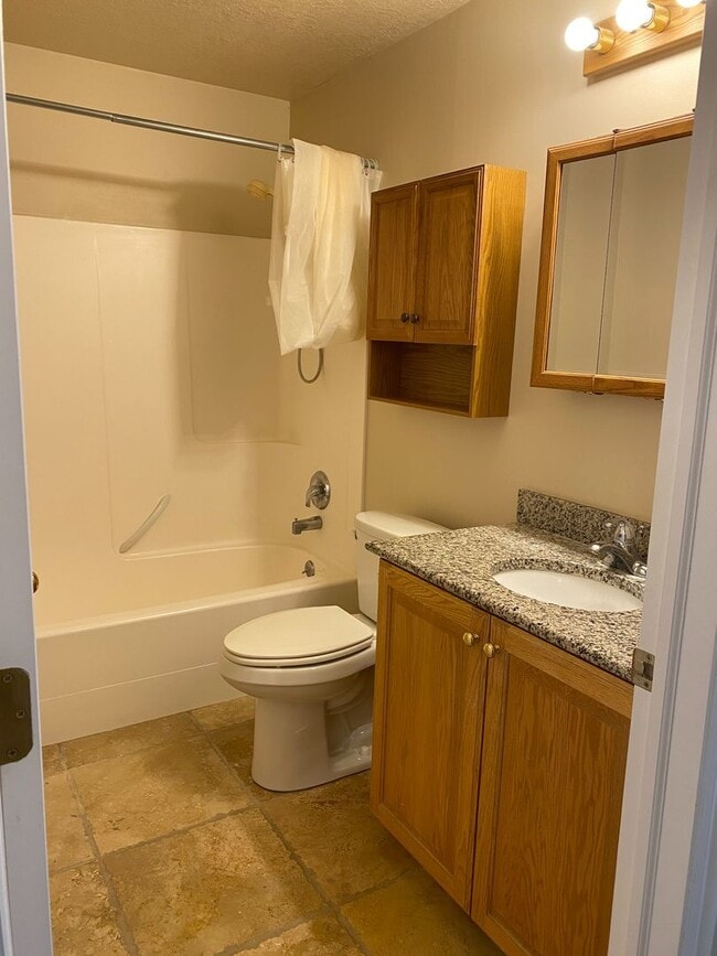 Building Photo - BRENTWOOD CONDO 2 BED 1 BATH